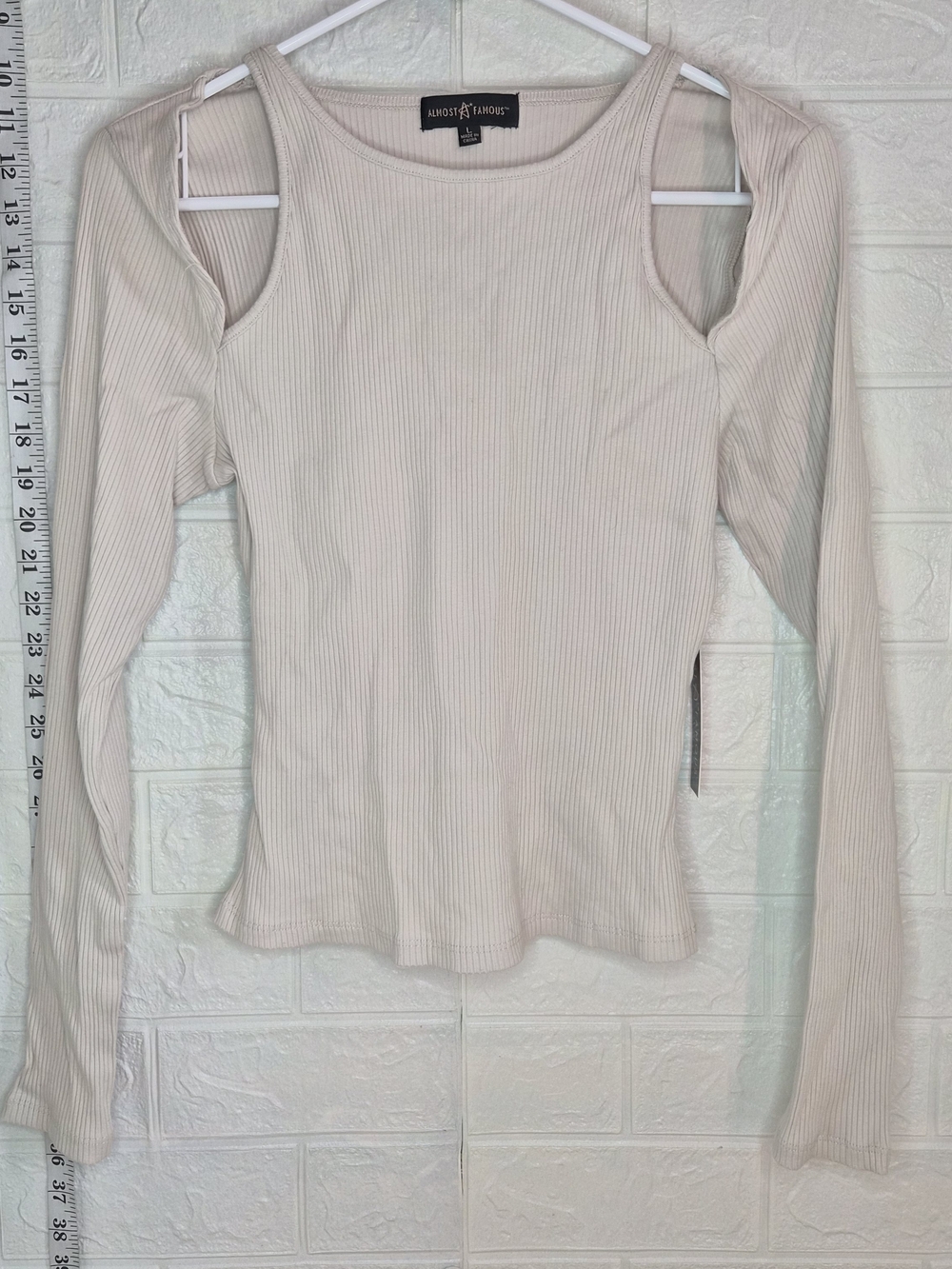 Beige Almost Famous Juniors' Long-sleeve Ribbed Cutout Shoulder Arm Top Size L